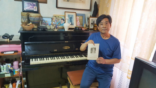 대구 원로음악인 고 이점희 영남대 교수의 아들 이재원 씨가 피아노를 비롯한 이점희 교수의 유품에 대해 설명하고 있다. 매일신문 DB