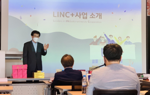 12일 열린 산학연 간담회에서 박창일 계명대 기업지원센터장이 대구경북 중소기업 대표들에게 LINC+ 사업을 소개하고 있다. 구민수 기자