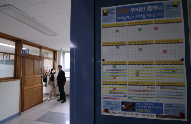 한 고등학교 3학년 교실 앞 복도에 2021학년도 대입 전형 주요 일정표가 게시돼 있다. 연합뉴스