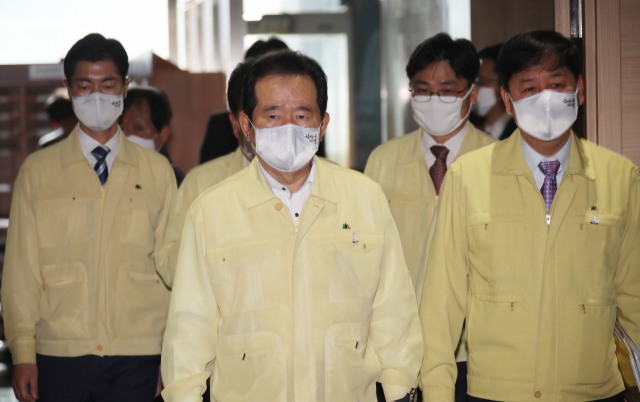 정세균 국무총리가 13일 오전 정부서울청사 중앙재난안전상황실 서울상황센터에서 열린 코로나19 대응 중앙재난안전대책본부 회의에 참석하고 있다. 연합뉴스