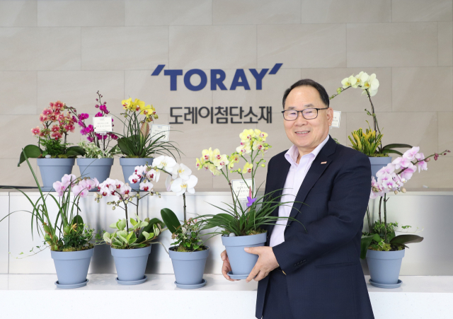 이영관 도레이첨단소재㈜ 회장이 코로나19 장기화로 어려움을 겪는 화훼농가 돕기 릴레이 캠페인에 동참하고 있다. 도레이첨단소재 제공