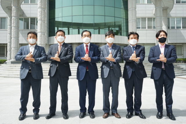 경운대 한성욱(왼쪽 세 번째) 총장을 비롯한 보직교수들이 코로나19 의료진에 고마움을 전하는 