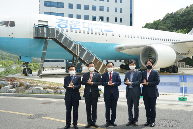 경운대 한성욱(가운데) 총장을 비롯한 보직교수들이 코로나19 의료진에 고마움을 전하는