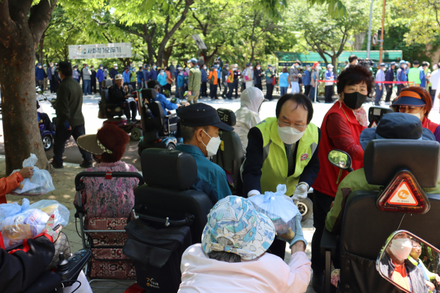 13일 오전 대구 달서구 성당못 부근에서 대구노블레스봉사회가 무료급식 지원 활동을 펼치고 있다. 대구노블레스봉사회 제공