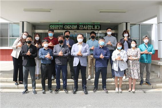 한국산업단지공단 대구경북지역본부 윤정목(가운데) 본부장을 비롯한 직원들이 코로나19 의료진을 응원하는