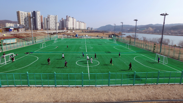 경북 안동시 용상동에 조성된 풋살장은 기존의 노후시설을 인조잔디 교체 등으로 새롭게 탈바꿈 시켰다. 안동시 제공
