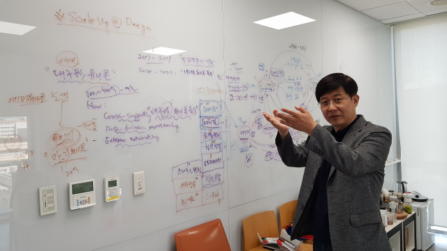 연규황 대구창조경제혁신센터장이 자신의 사무실 벽면에 적힌 문구를 설명하고 있다. 채원영 기자