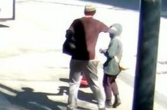 지난달 12일(현지시간) 캐나다 밴쿠버에서 한 남성이 아시아계 여성의 얼굴을 주먹으로 치는 모습. 사우스차이나모닝포스트 보도
