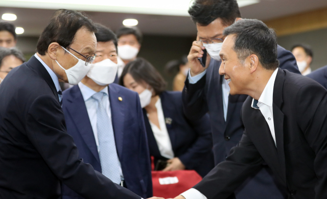 더불어민주당 이해찬 대표와 김연명 청와대 사회수석이 13일 오후 서울 여의도 국회 의원회관에서 열린 제21대 국회의원 당선인 혁신포럼 