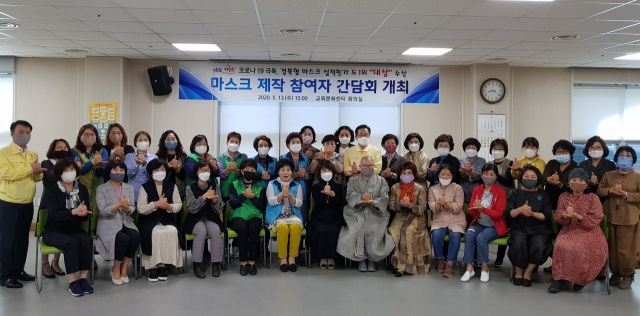 최기문 영천시장과 교육문화센터 수강생 및 봉사자들이 