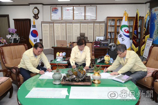 안동시청 간부공무원들이 긴급재난지원금 기부 동참에 나섰다. 사진은 권영세 안동시장과 권혁서(오른쪽) 행정지원실장, 김봉현 공보감사실장(왼쪽)이 기부금 동참 서류를 작성하고 있다. 안동시 제공