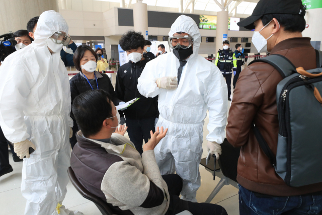 지난 9일 오후 제주국제공항에서 제주지방경찰청 공항경찰대 주관으로 무단 이탈한 코로나19 자가격리자를 재격리하는 모의 훈련이 열리고 있다. 사진은 기사와 무관함. 연합뉴스