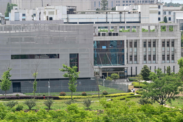 미국 정부 고위 관리들로부터 신종 코로나바이러스 감염증(코로나19)이 최초 유출됐다는 의혹을 받고 있는 중국 우한 바이러스 연구소 부속 P4(생물안전 4급) 실험실 건물을 13일 촬영한 사진. 연합뉴스