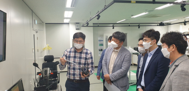 정용익(왼쪽 두 번째) 식품의약품안전처 의료기기안전국장이 구미 전자의료클러스터 산업 현장를 찾아 관계자들로부터 설명을 듣고 있다. 구미시 제공