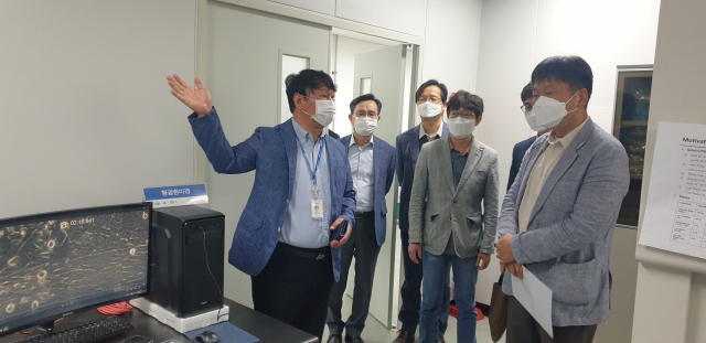 정용익(오른쪽) 식품의약품안전처 의료기기안전국장이 구미 전자의료클러스터 산업 현장를 찾아 관계자들로부터 설명을 듣고 있다. 구미시 제공