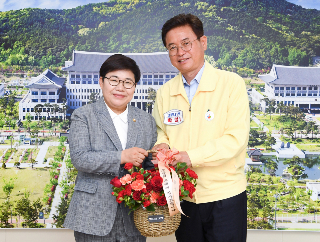 스승의 날을 맞아 14일 임이자 미래통합당 국회의원(사진 왼쪽)이 은사인 이철우 경북도지사를 찾아 스승의 은혜 감사 꽃바구니를 전달하고 있다. 경북도 제공