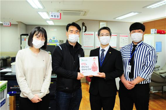 포항성모병원이 꾸준히 헌혈활동에 동참한 공로로 최근 헌혈로 생명나눔을 실천하는 단체로 지정됐다. 포항성모병원 제공