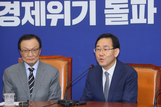 미래통합당 주호영 원내대표(오른쪽)가 14일 국회 더불어민주당 대표실에서 이해찬 대표를 예방, 인사말하고 있다. 연합뉴스