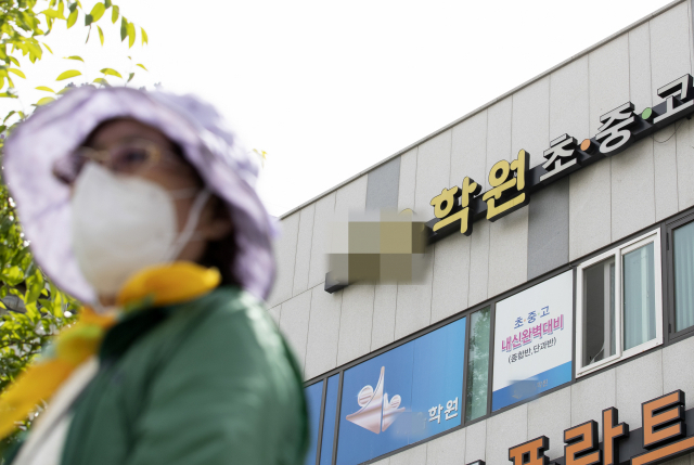 지난 5월 서울 이태원 클럽에서 확산한 신종 코로나바이러스 감염증(코로나19) 여파로 확진자가 발생한 인천시 미추홀구 한 학원 건물의 모습. 연합뉴스