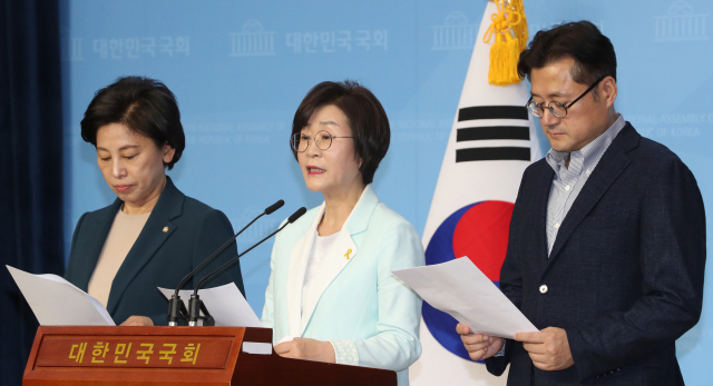 더불어민주당 의원들이 14일 오전 서울 여의도 국회 소통관에서 정의연과 윤미향 당선인을 둘러싼 논란에 대해 