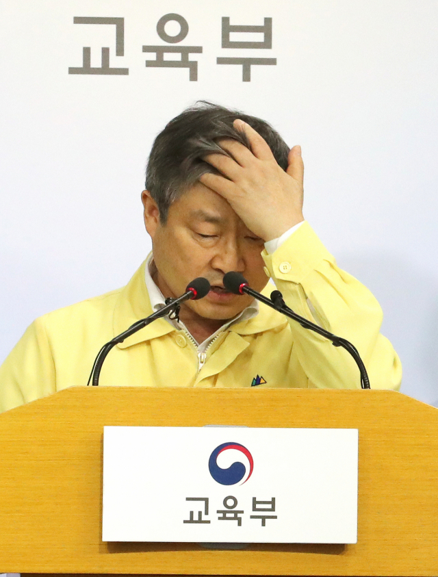 박백범 교육부 차관이 이태원 클럽에서 발생한 코로나19 확진자가 증가하고 있는 14일 오후 세종시 정부세종청사에서 학교 및 학교 구성원의 이태원 방문 현황조사 브리핑을 하고 있다. 연합뉴스