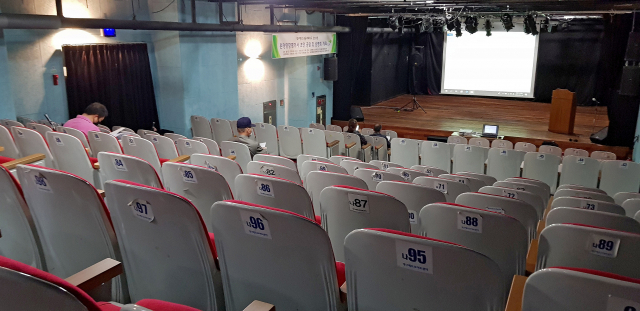 15일 오전 대구도시철도 2호선 대공원역 내 메트로아트센터에서 열린 대구연호 공공주택지구 조성사업 환경영향평가서 초안설명회가 주민들이 거의 참석하지 않아 썰렁한 모습을 보이고 있다. 김영진 기자 kyjmaeil@imaeil.com