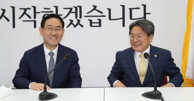 미래통합당 주호영 원내대표(왼쪽)와 강기정 청와대 정무수석이 15일 오전 국회 미래통합당 원내대표실에서 만나 웃고 있다. 연합뉴스