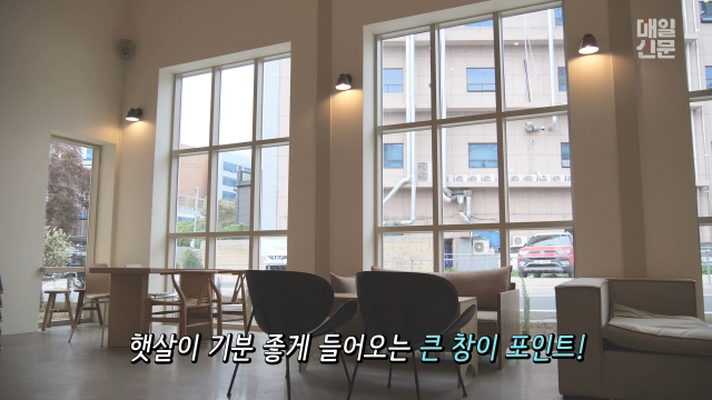 대구 달서구 신월성 카페 MNT 포토존에서 촬영한 김민정 매일신문 아나운서 모습. 홍준헌 기자 hjh@imaeil.com