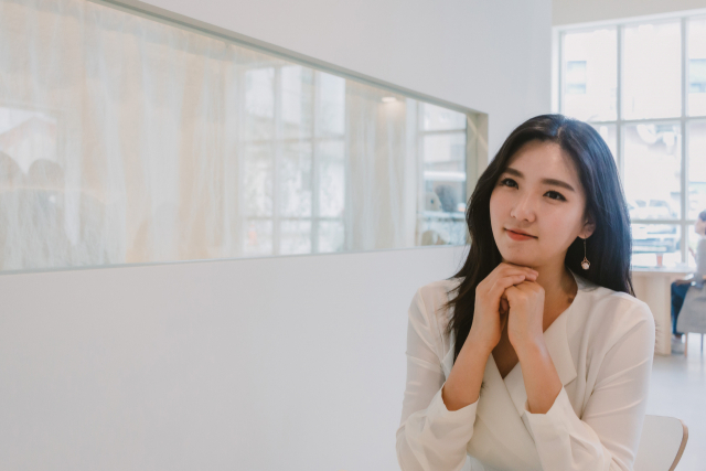 대구 달서구 신월성 카페 MNT 포토존에서 촬영한 김민정 매일신문 아나운서 모습. 홍준헌 기자 hjh@imaeil.com
