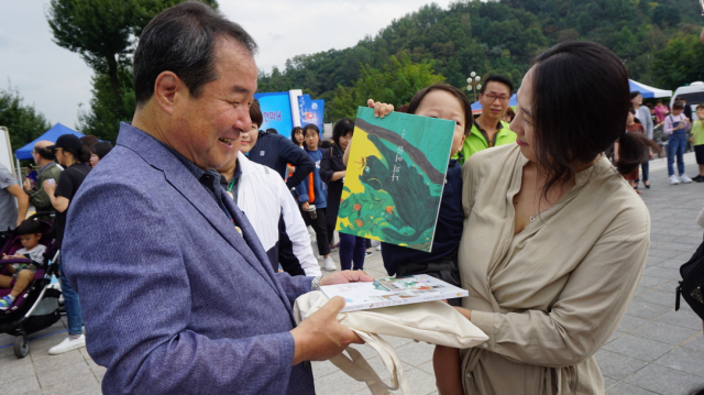 경북 김천시립도서관은 19일부터 3세 유아들을 대상으로 북스타트 운동을 시작한다. 김천시 제공