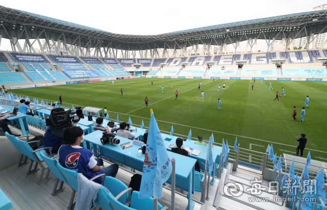 2020년 5월 16일 대구 DGB대구은행파크에서 프로축구 K리그1 대구FC 홈 개막전 포항 스틸러스와의 경기가 취재진만 참석한 가운데 무관중으로 열리고 있다. 관중석에는 코로나19 극복과 대구FC 승리를 염원하는 엔젤깃발과 현수막이 채워졌다. 성일권 기자 sungig@imaeil.com