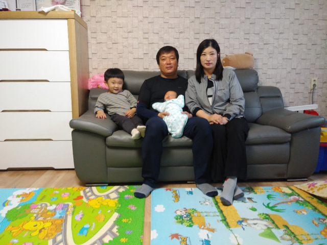 경북 문경에서 여섯째아이인 아들을 출산한 이모(45).성모(44)씨 부부. 문경시 제공
