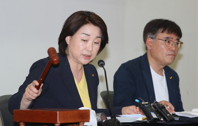 정의당 심상정 대표가 17일 국회에서 열린 5기 제10차 전국위원회에서 의사봉을 두드리며 개의하고 있다. 오른쪽은 김종민 부대표. 연합뉴스