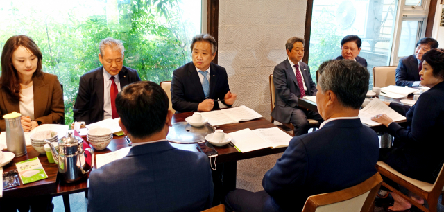 대구시체육회는 15일 이기흥 대한체육회장를 비롯한 대한체육회 관계자 및 박영기 대구시체육회장 및 구,군체육회장들이 참석한 가운데, 대한체육회에서 주최하는 지방체육회 순회 간담회를 가졌다. 대구시체육회 제공.