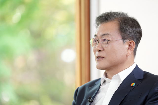 문재인 대통령이 지난 12일 청와대 상춘재에서 올해로 40주년을 맞은 5·18 민주화 운동과 관련해 광주 MBC와 인터뷰 하고 있다. 연합뉴스