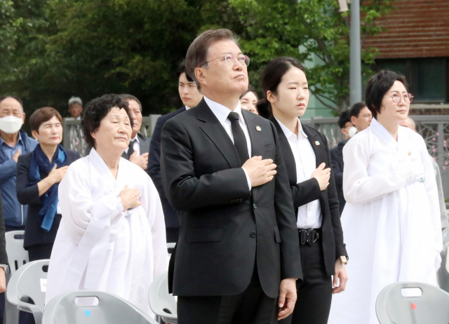 문재인 대통령이 18일 오전 광주광역시 동구 옛 전남도청 앞에서 열린 제40주년 5·18 민주화운동 기념식에 참석해 국기에 경례하고 있다. 연합뉴스