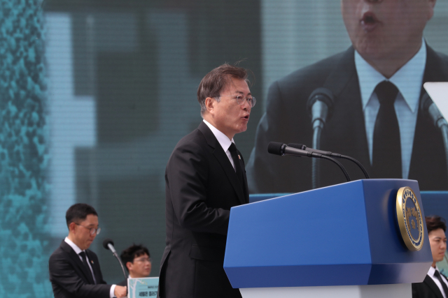 문재인 대통령이 18일 오전 광주광역시 동구 옛 전남도청 앞에서 열린 제40주년 5·18 민주화운동 기념식에 참석해 기념사를 하고 있다. 연합뉴스