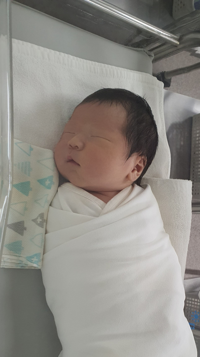 이영아(37)·김현철(39) 부부 첫째 아들 우주(3.5kg) 4월 16일 출생