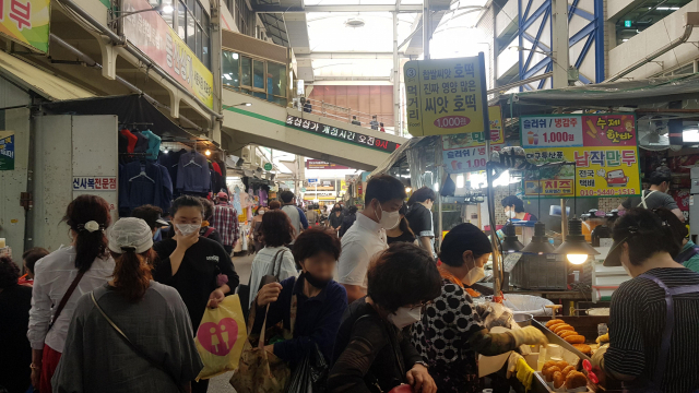 지난 18일 오후 대구 중구 서문시장이 손님들로 북적이고 있다. 연합뉴스