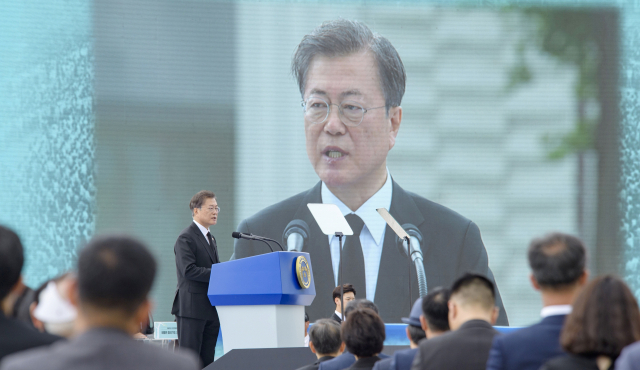 문재인 대통령이 지난해 5월 18일 오전 광주 동구 옛 전남도청 앞 5·18 민주광장에서 열린 5·18 민주화운동 40주년 기념식에서 기념사하고 있다. 연합뉴스