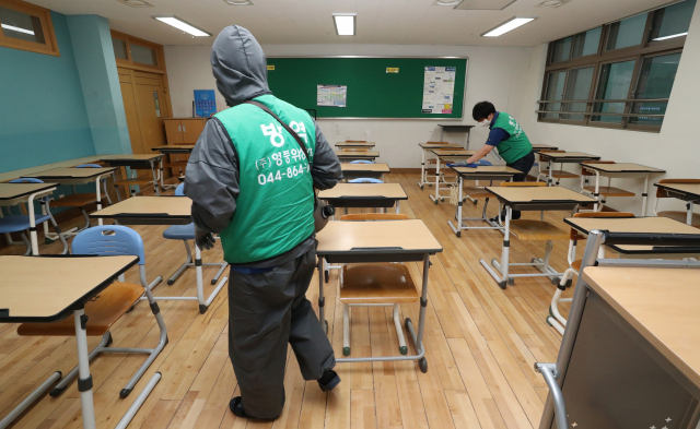 고등학교 3학년 등교 개학을 이틀 앞둔 18일 오후 세종시의 한 고등학교에서 신종 코로나바이러스 감염증(코로나19) 대응 방역작업을 하고 있다. 연합뉴스
