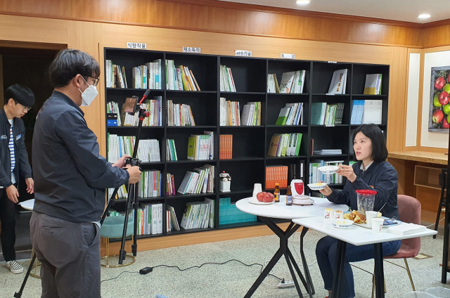 경북 청송군농업기술센터가 최근 코로나19 확산으로 대면 영농교육이 어려운 상황에서 온라인으로 영상을 제작해 제공하면서 농가에 큰 호응을 얻고 있다. 청송군 제공