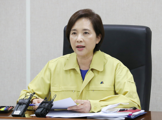 유은혜 사회부총리 겸 교육부 장관이 19일 오후 세종시 정부세종청사에서 신학기 개학준비추진단 회의를 주재하며 발언하고 있다. 연합뉴스