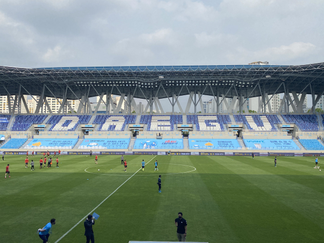 대구FC는 8일부터 유관중으로 경기를 치른다. 지난 5월16일 프로축구 대구FC 홈 개막전이 열린 DGB대구은행파크 관중석에 지역 기업이 내건 코로나19 극복 현수막이 설치돼있다. 연합뉴스