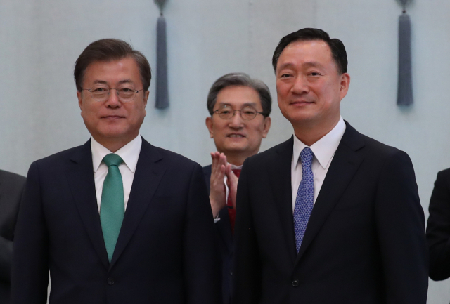 문재인 대통령이 19일 오후 청와대에서 유연상 신임 경호처장에게 임명장을 수여한 뒤 기념촬영을 하고 있다. 연합뉴스