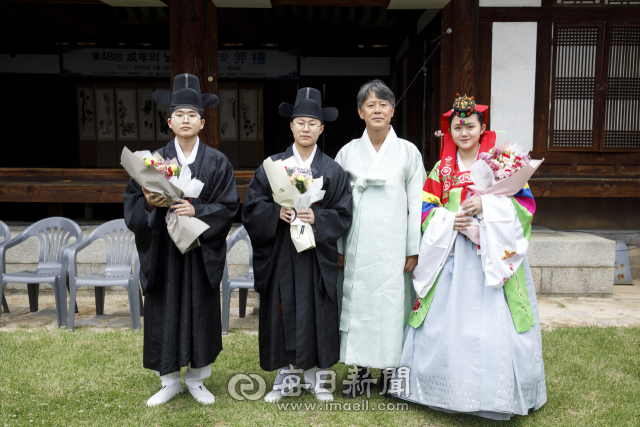 제48회 성년의 날을 맞아 통과의례를 치른 정헌기·오준택·류혜원 씨가 행사를 주관한 안동청년유도회 권진호 회장과 기념촬영을 하고 있다. 류종승 사진작가 제공