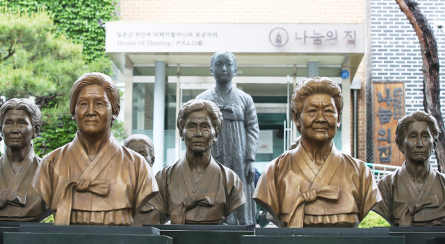 경기도 광주시 나눔의 집에 세워져 있던, 돌아가신 위안부 피해 할머니들의 흉상. 연합뉴스