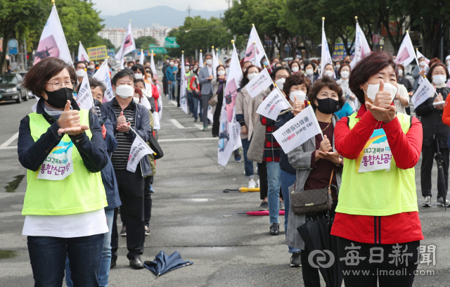 지난달 19일 대구 K-2 공군기지 정문 앞에서 통합신공항 대구시민추진단이 국방부에 통합신공항 부지선정위원회 개최를 촉구하는 집회를 열고 