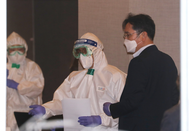 중국 시안 반도체 공장 방문을 마치고 김포공항을 통해 귀국한 이재용 삼성전자 부회장이 19일 오후 김포공항 인근 대기 장소에서 코로나19 검사를 받기 위해 이동하고 있다. 연합뉴스