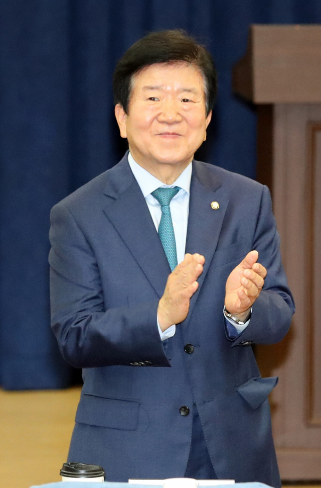더불어민주당 박병석 의원이 12일 국회 의원회관에서 열린 국회 한반도평화번영포럼 김연철 통일부 장관 초청 특별강연에서 참석자 소개시 박수치고 있다. 연합뉴스
